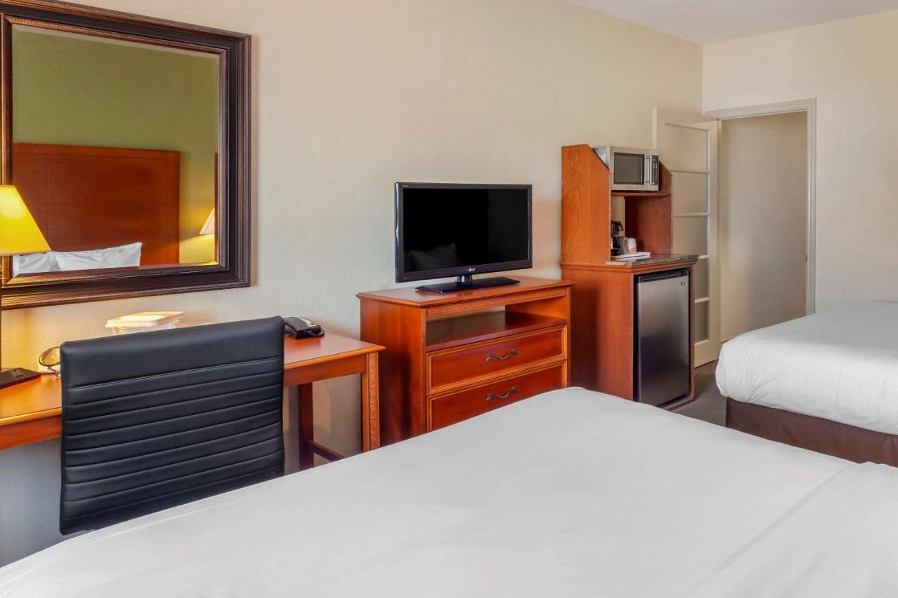 Comfort Inn & Suites Thousand Islands Harbour District Gananoque Dış mekan fotoğraf